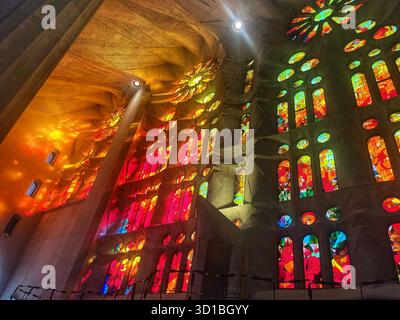 Vitraux colorés à l'intérieur de la basilique de la Sagrada Família à Barcelone, en Espagne, illuminés par la lumière du soleil. Banque D'Images
