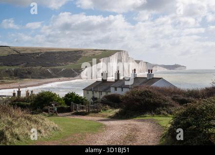 Coastguard Cottages surplombant les falaises de craie des Seven Sisters à Cuckmere Haven, East Sussex, Angleterre. Banque D'Images