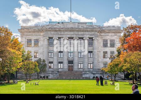 Boston, ma, États-Unis - 26 octobre 2025 : étudiants près de la façade du bâtiment principal de la Harvard Medical School sur le campus de cette recherche privée Ivy League Banque D'Images