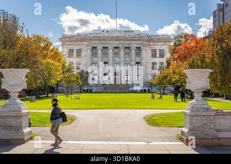 Boston, ma, États-Unis - 26 octobre 2025 : étudiants près de la façade du bâtiment principal de la Harvard Medical School sur le campus de cette recherche privée Ivy League Banque D'Images