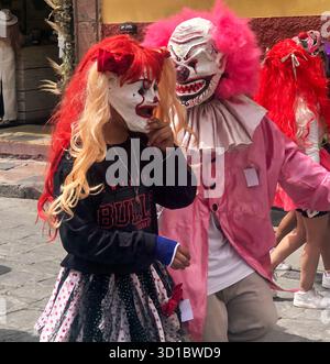 Des danseurs costumés colorés et des interprètes masqués remplissent les rues pendant la très animée Los Locos Parade à San Miguel de Allende, au Mexique. Banque D'Images