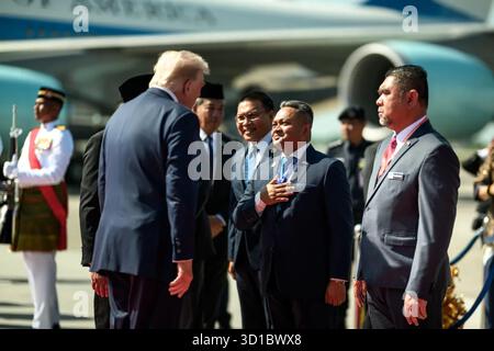 Le président Donald J. Trump est accueilli par des responsables malaisiens à son arrivée à l’aéroport international de Kuala Lumpur le dimanche 26 octobre 2025, à Kuala Lumpur, en Malaisie. Image reproduite avec l'aimable autorisation de la Maison Blanche Banque D'Images