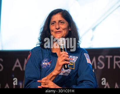 Washington, États-Unis. 17 septembre 2025. Suni Williams, astronaute de la NASA, parle de son séjour à bord de la Station spatiale internationale dans le cadre de l'expédition 72, lors d'un événement d'engagement des employés au siège de la NASA Mary W. Jackson, le 17 septembre 2025, à Washington, DC crédit : Aubrey Gemignani/NASA/Alamy Live News Banque D'Images