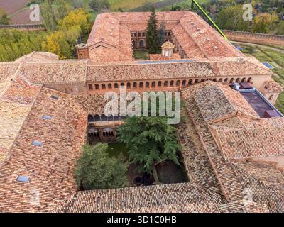 Monastère royal de Santa María de Veruela, abbaye cistercienne du XIIe siècle, cloître vu des airs, Vera de Moncayo, province de Saragosse, Espagne Banque D'Images