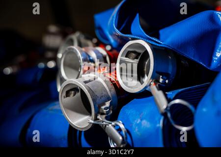 Tuyaux industriels spiralés avec connecteurs en argent symbolisant la connectivité, l'efficacité et la précision dans les systèmes d'ingénierie, les réseaux de transport de fluides et Banque D'Images