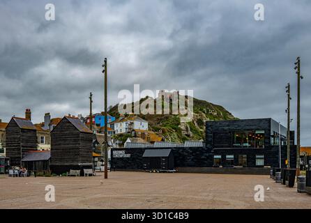 Hastings Contemporary Museum dans un jour d'automne nuageux avec vue sur la colline est Banque D'Images