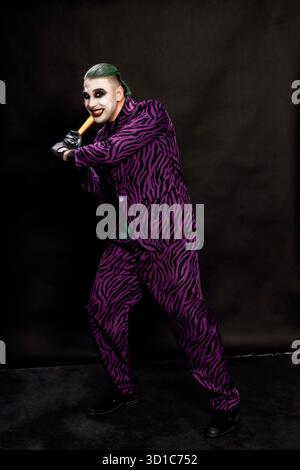 Un clown effrayant pose en studio sur le fond isolé. Halloween, Cosplay et Movie concept. Banque D'Images