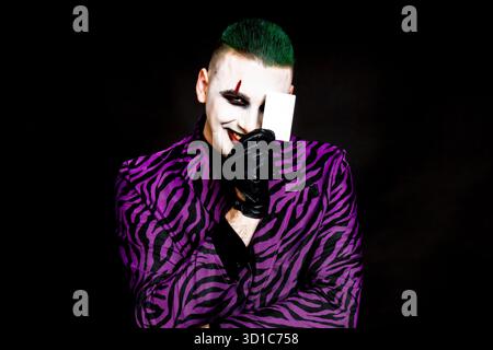 Un clown effrayant pose en studio sur le fond isolé. Halloween, Cosplay et Movie concept. Banque D'Images