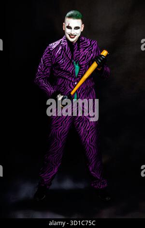 Un clown effrayant pose en studio sur le fond isolé. Halloween, Cosplay et Movie concept. Banque D'Images
