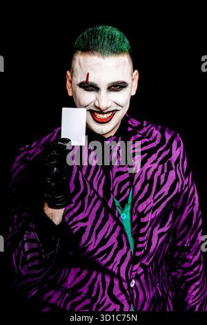 Un clown effrayant pose en studio sur le fond isolé. Halloween, Cosplay et Movie concept. Banque D'Images