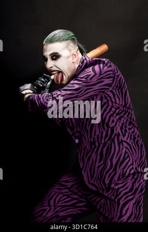Un clown effrayant pose en studio sur le fond isolé. Halloween, Cosplay et Movie concept. Banque D'Images