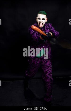 Un clown effrayant pose en studio sur le fond isolé. Halloween, Cosplay et Movie concept. Banque D'Images