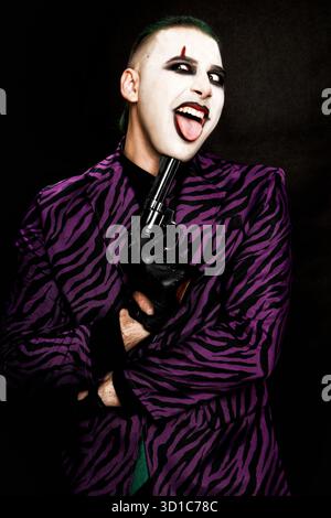 Un clown effrayant pose en studio sur le fond isolé. Halloween, Cosplay et Movie concept. Banque D'Images