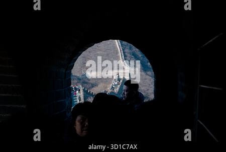 Regardant à travers un tunnel de tour de guet sombre sur la Grande Muraille de Chine Banque D'Images