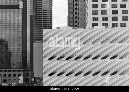 Façade futuriste et géométrie urbaine dans le centre-ville de Los Angeles – photographie architecturale en noir et blanc capturant le design minimaliste, la structure moderne Banque D'Images