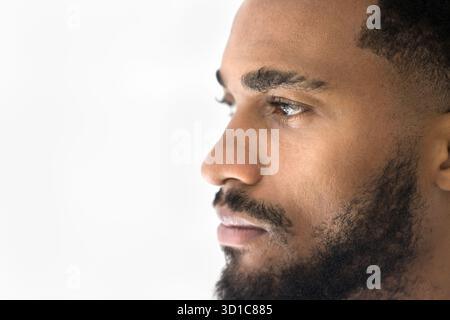 Vue de profil de côté visage d'un bel homme africain sérieux Banque D'Images