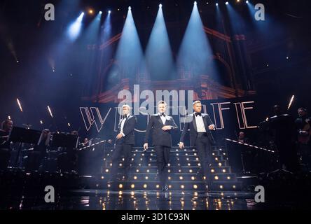 (De gauche à droite) Kian Egan, Shane Filan et Nicky Byrne de Westlife se produisant au Royal Albert Hall de Londres. Date de la photo : lundi 27 octobre 2025. Banque D'Images
