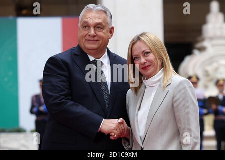 Rome, le 27 octobre 2025 : le premier ministre italien Giorgia Meloni accueille le président hongrois Viktor Orban et lui serre la main. Premier ministre Giorgia Banque D'Images