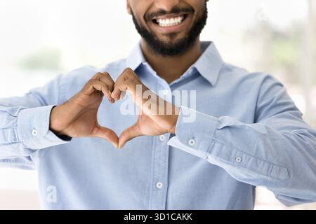 Homme africain formant la forme de coeur avec ses mains Banque D'Images