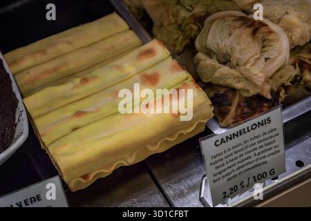 Pâtes cannelloni savoureuses italiennes fraîchement préparées farcies de beaf magnifiquement exposées à la vente dans un magasin de pâtes artisanales à Nice, France Banque D'Images