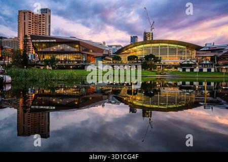 Vue sur la ville d'Adélaïde depuis la rivière Torrens, Australie méridionale, avec des bâtiments illuminés dont le casino SkyCity, le centre de congrès et de festivals Banque D'Images