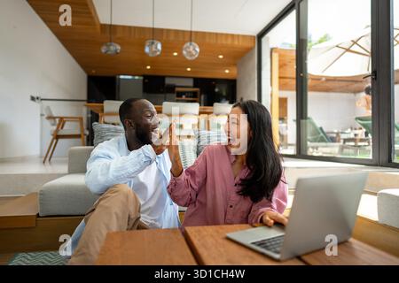 Un couple heureux et multinational qui sont des nomades numériques et travaillent dans un pays différent chaque mois Banque D'Images