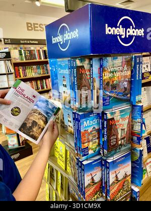 Coin de la marque International Travel Guide dans la librairie de l'aéroport du Royaume-Uni Banque D'Images