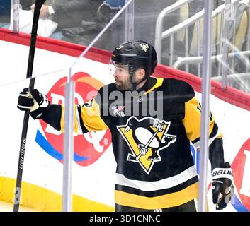 Pittsburgh, États-Unis. 27 octobre 2025. Bryan Rust (17 ans), l’aile droite des Penguins de Pittsburgh, célèbre son but contre les nouveaux Louis Blues en première période au PPG Paints Arena de Pittsburgh le lundi 27 octobre 2025. Photo par Archie Carpenter/UPI. Crédit : UPI/Alamy Live News Banque D'Images