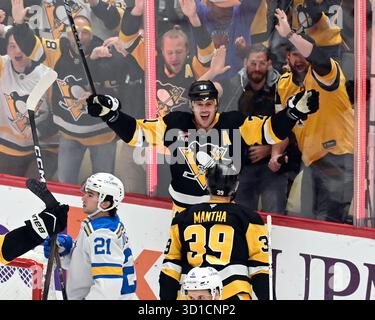Pittsburgh, États-Unis. 27 octobre 2025. Le centre des Penguins de Pittsburgh Evgeni Malkin (71) célèbre le but de l'aile droite des Penguins de Pittsburgh Anthony Mantha (39) lors de la première période contre les nouveaux Louis Blues au PPG Paints Arena de Pittsburgh le lundi 27 octobre 2025. Photo par Archie Carpenter/UPI. Crédit : UPI/Alamy Live News Banque D'Images