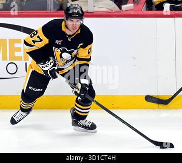 Pittsburgh, États-Unis. 27 octobre 2025. Pittsburgh Penguins Center Sidney Crosby (87) lors de la deuxième période contre les nouveaux Louis Blues au PPG Paints Arena de Pittsburgh le lundi 27 octobre 2025. Photo par Archie Carpenter/UPI. Crédit : UPI/Alamy Live News Banque D'Images
