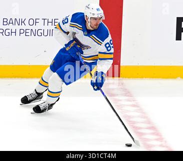 Pittsburgh, États-Unis. 27 octobre 2025. Louis Blues a quitté l'aile gauche Pavel Buchnevich (89) en deuxième période contre les Penguins de Pittsburgh au PPG Paints Arena de Pittsburgh le lundi 27 octobre 2025. Photo par Archie Carpenter/UPI. Crédit : UPI/Alamy Live News Banque D'Images