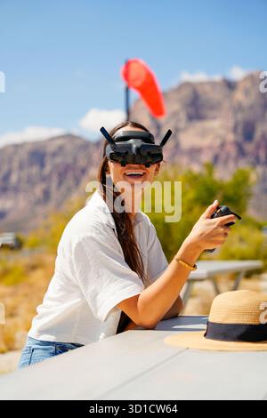 Femme appréciant le vol de drone FPV à Red Rock Canyon Nevada Banque D'Images