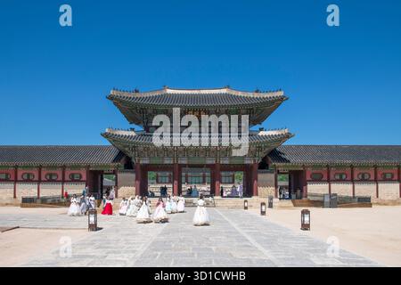 Palais de Gyeongbokgung : porte de Geunjeongmun avec un groupe de filles portant le hanbok traditionnel. Séoul. Corée du Sud. Banque D'Images