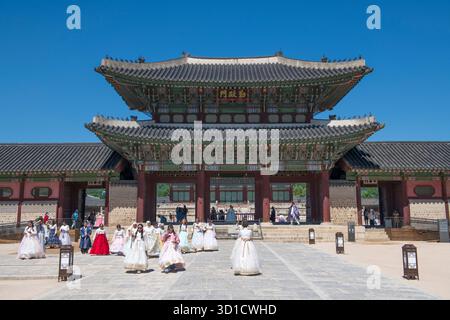 Palais de Gyeongbokgung : porte de Geunjeongmun avec un groupe de filles portant le hanbok traditionnel. Séoul. Corée du Sud. Banque D'Images