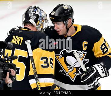 Pittsburgh, États-Unis. 27 octobre 2025. Sidney Crosby (87), centre des Penguins de Pittsburgh, félicite le gardien des Penguins de Pittsburgh, Tristan Jarry (35), pour la victoire 6-3 contre les membres Louis Blues au PPG Paints Arena de Pittsburgh, le lundi 27 octobre 2025. Photo par Archie Carpenter/UPI. Crédit : UPI/Alamy Live News Banque D'Images