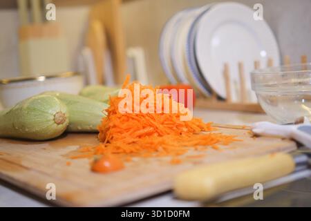 Légumes frais préparés pour un repas sain dans la cuisine Banque D'Images