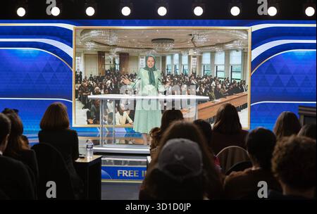 Paris, France. 25 octobre 2025. Maryam Rajavi est vue s'adressant au congrès et déclare que le temps des batailles et des soulèvements les plus décisifs est arrivé, lors de son discours liminaire au Congrès de la jeunesse iranienne. Crédit : SOPA images Limited/Alamy Live News Banque D'Images