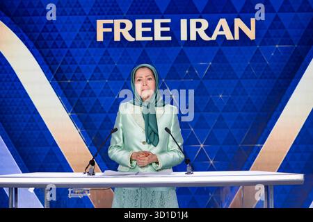 Paris, France. 25 octobre 2025. Maryam Rajavi est vu s'adressant au congrès et soulignant, il est maintenant clair qu'il n'y a que deux voies : la continuation de ce régime ou une révolution démocratique. Le Congrès de la jeunesse iranienne s’est tenu à Paris avec la participation de jeunes Iraniens de différents pays, en personne et en ligne. Maryam Rajavi, la Présidente élue du CNRI, a prononcé le discours liminaire, soulignant le rôle décisif de la jeune génération et des femmes iraniennes dans la réalisation d'une république démocratique. Le Congrès s'est conclu par une résolution finale promettant de soutenir les unités de résistance an Banque D'Images
