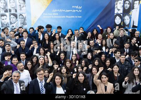 Paris, France. 25 octobre 2025. Les participants au Congrès de la jeunesse iranienne à Paris approuvent le Plan en dix points du CNRI et s'engagent à soutenir la résistance organisée pour établir un Iran libre et démocratique. Le Congrès de la jeunesse iranienne s’est tenu à Paris avec la participation de jeunes Iraniens de différents pays, en personne et en ligne. Maryam Rajavi, la Présidente élue du CNRI, a prononcé le discours liminaire, soulignant le rôle décisif de la jeune génération et des femmes iraniennes dans la réalisation d'une république démocratique. Le Congrès s'est conclu par une résolution finale promettant de soutenir la Res Banque D'Images