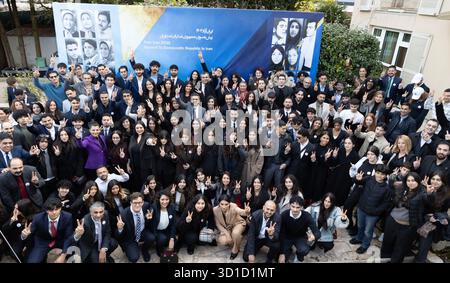 Paris, France. 25 octobre 2025. Les participants au Congrès de la jeunesse iranienne à Paris approuvent le Plan en dix points du CNRI et s'engagent à soutenir la résistance organisée pour établir un Iran libre et démocratique. Le Congrès de la jeunesse iranienne s’est tenu à Paris avec la participation de jeunes Iraniens de différents pays, en personne et en ligne. Maryam Rajavi, la Présidente élue du CNRI, a prononcé le discours liminaire, soulignant le rôle décisif de la jeune génération et des femmes iraniennes dans la réalisation d'une république démocratique. Le Congrès s'est conclu par une résolution finale promettant de soutenir la Res Banque D'Images