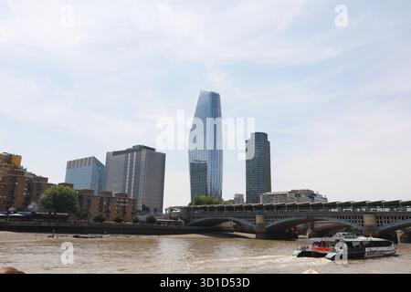 Le Boomerang Building est l'un des derniers ajouts aux gratte-ciel de Londres. Banque D'Images