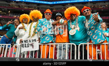 Atlanta, Géorgie, États-Unis. 26 octobre 2025. Les fans des Miami Dolphins assistent au match contre les Atlanta Falcons lors du match au Mercedes-Benz Stadium. (Crédit image : © Debby Wong/ZUMA Press Wire) USAGE ÉDITORIAL SEULEMENT ! Non destiné à UN USAGE commercial ! Banque D'Images