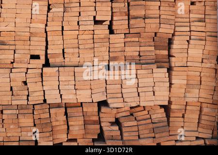Pile de planches en bois dans Lumberyard avec texture naturelle et grain Banque D'Images