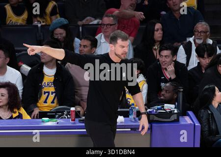 Los Angeles, États-Unis. 27 octobre 2025. Tiago Splitter, entraîneur-chef des Trail Blazers de Portland, dirige contre les Trail Blazers de Portland lors d'un match de basket-ball NBA. Score final ; Trail Blazers 122 :108 Lakers (photo par Ringo Chiu/SOPA images/SIPA USA) crédit : SIPA USA/Alamy Live News Banque D'Images