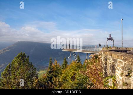 Une vue panoramique depuis le point de vue Harder Kulm sur Interlaken et ses deux lacs, dans l'Oberland bernois Banque D'Images