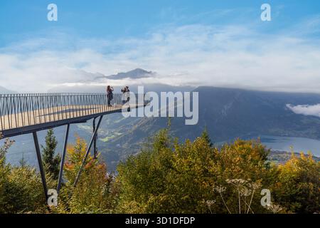 Une vue panoramique depuis le point de vue Harder Kulm sur Interlaken et ses deux lacs, dans l'Oberland bernois Banque D'Images