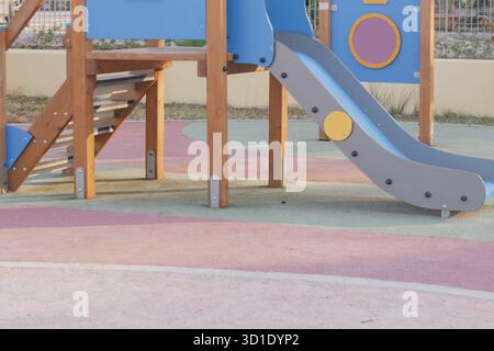 Jeux amusants : toboggan en plastique coloré prêt pour les activités de plein air des enfants Banque D'Images