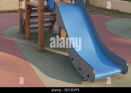 Jeux amusants : toboggan en plastique coloré prêt pour les activités de plein air des enfants Banque D'Images