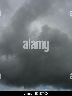 Les formations de nuages Cumulonimbus ciel tropical sur Nimbus , déménagement , Abstract background du phénomène naturel et des nuages gris hunk , Thaïlande Banque D'Images
