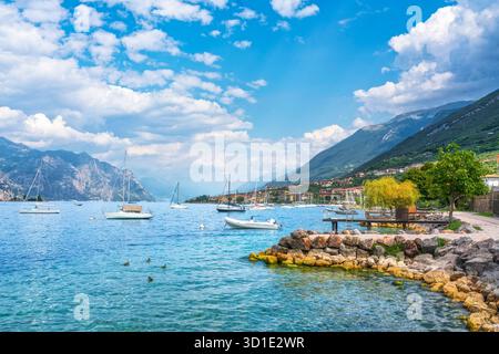 Vue panoramique sur le lac de Garde près de Val di Sogno, Malcesine, avec des voiliers ancrés sur l'eau bleue. Région de Vénétie, Italie Banque D'Images